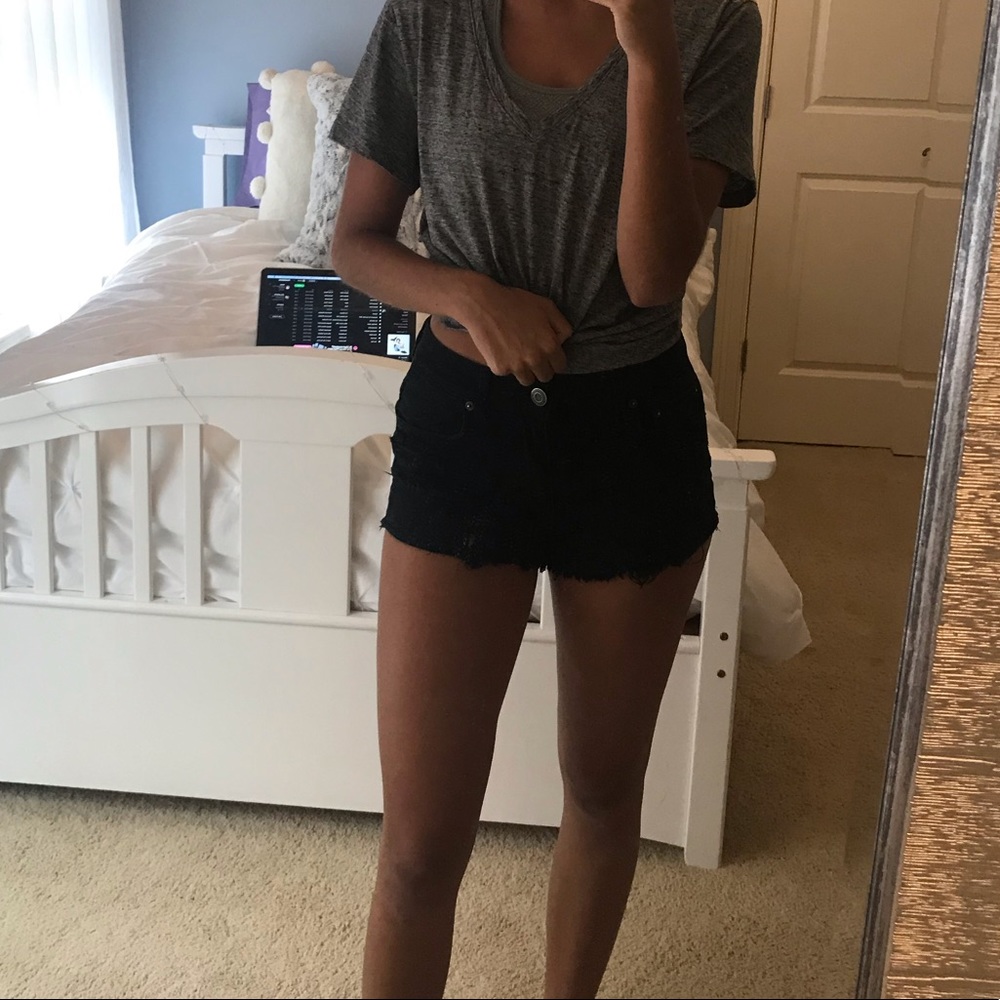 BLACK RIPPED SHORTS 🌚 - Picture 2 of 7